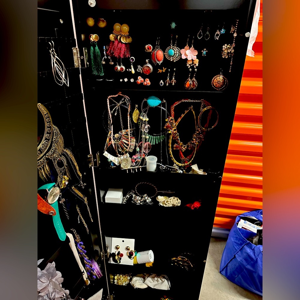 Selling a lot of jewelry I don’t wear anymore. Selling for $10-20/ piece